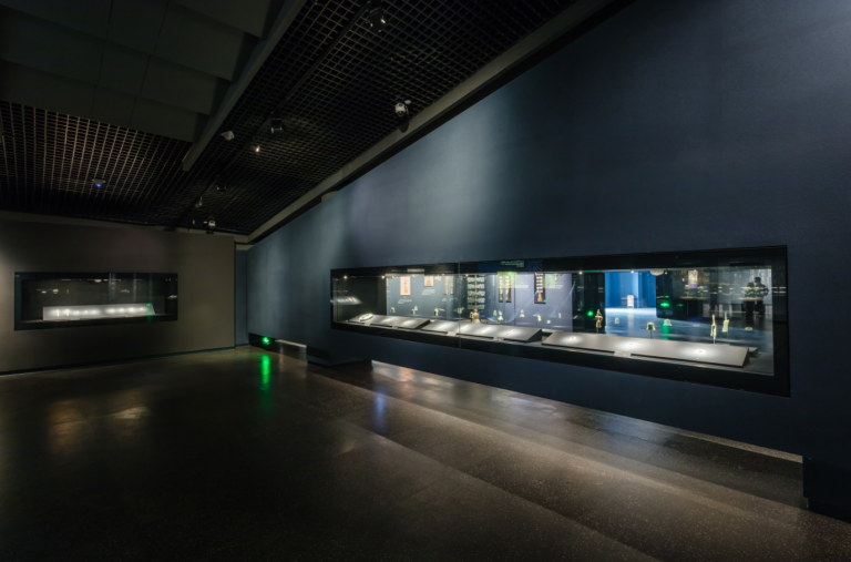 Popular Types Of Museum Display Cases In Museum