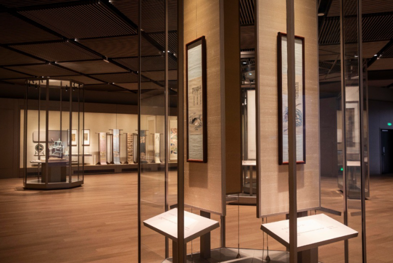 The low-reflective museum glass display cases